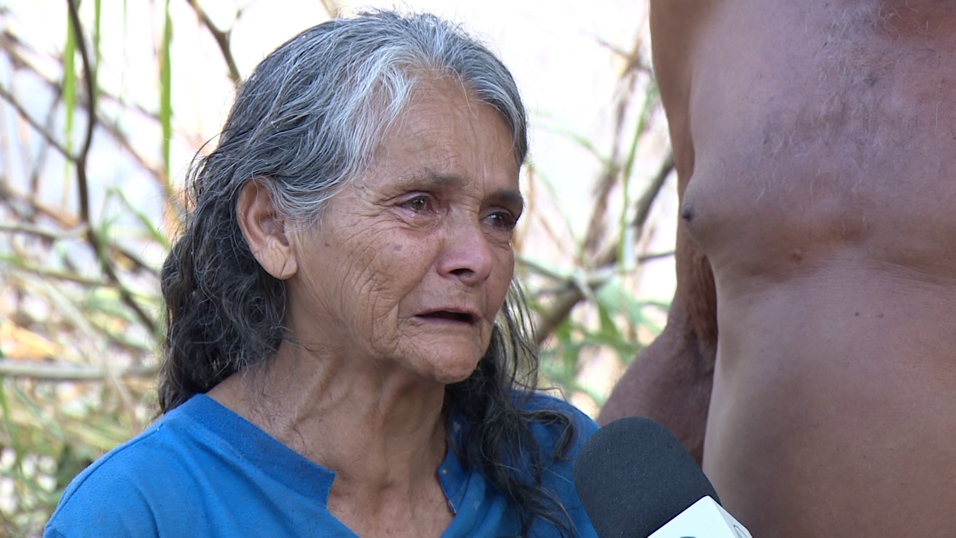 Idosa chora ao perder tudo em incêndio: 'O que vamos fazer da nossa vida agora, dois velhinhos?'