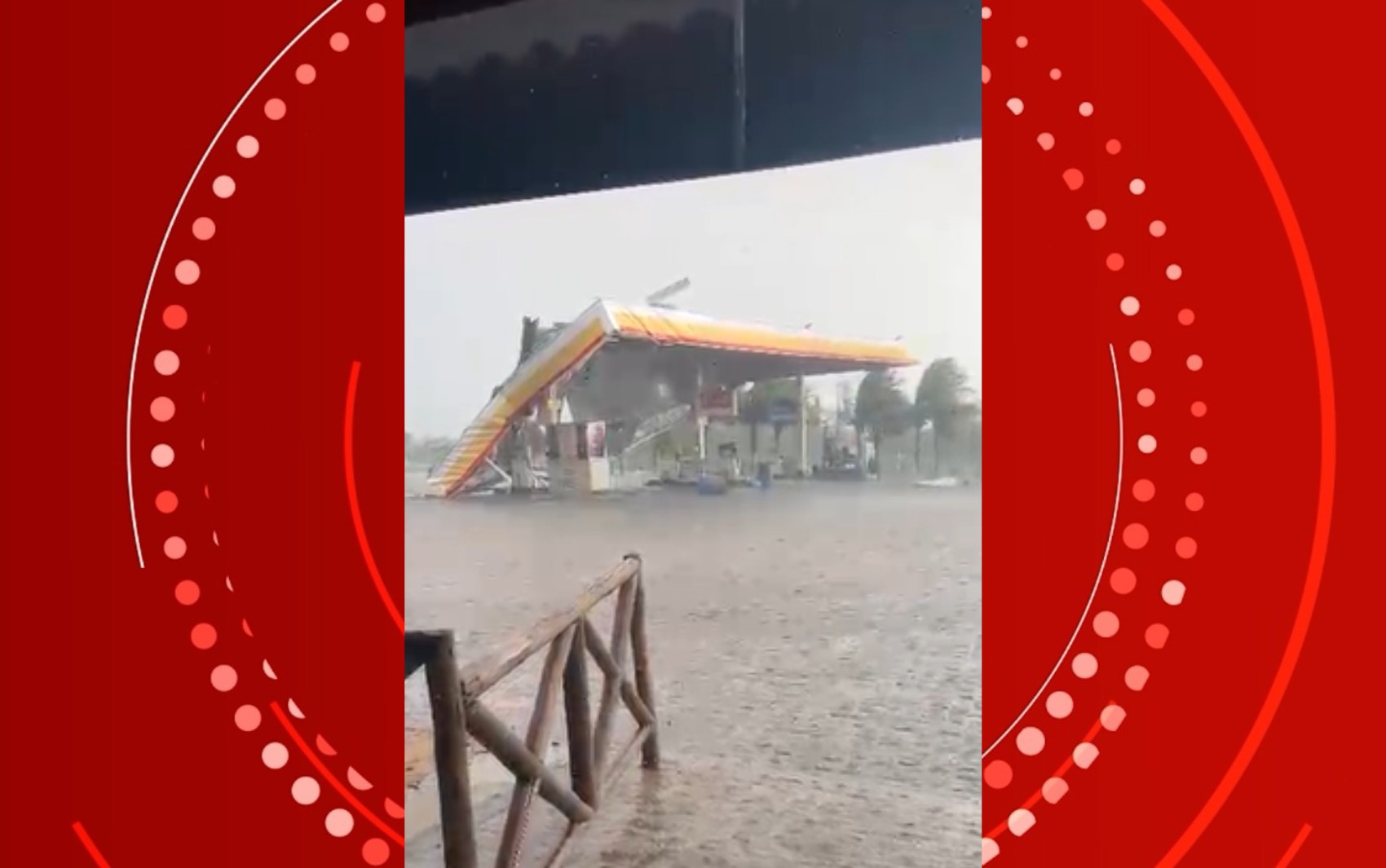 VÍDEO: Estrutura de posto de combustíveis desaba após forte chuva em cidade da Bahia