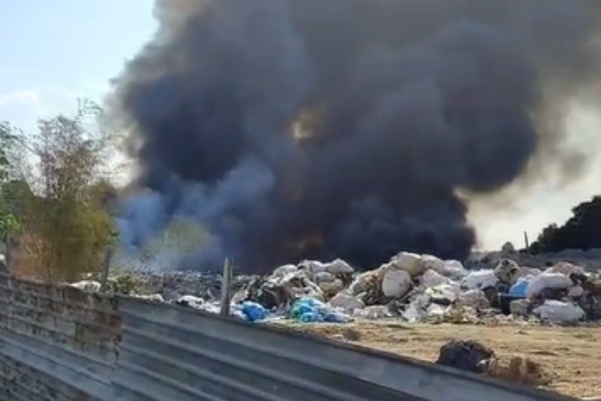 Incêndio atinge área de vegetação e lixo no Distrito Industrial II, em Manaus