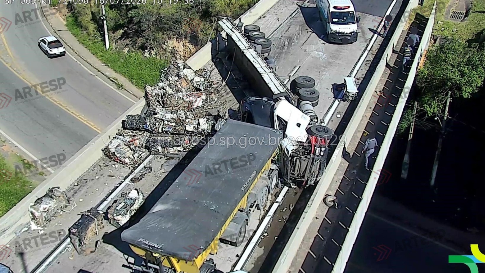 Acidente entre caminhão desgovernado e outros seis veículos mata motorista e interdita a rodovia Dom Pedro I, em Atibaia