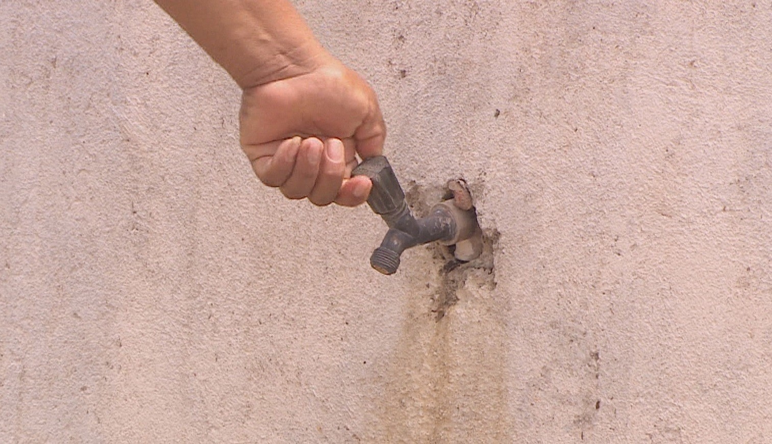 Tubulação de grande porte é danificada e suspende abastecimento em bairros de Caruaru; veja locais impactados