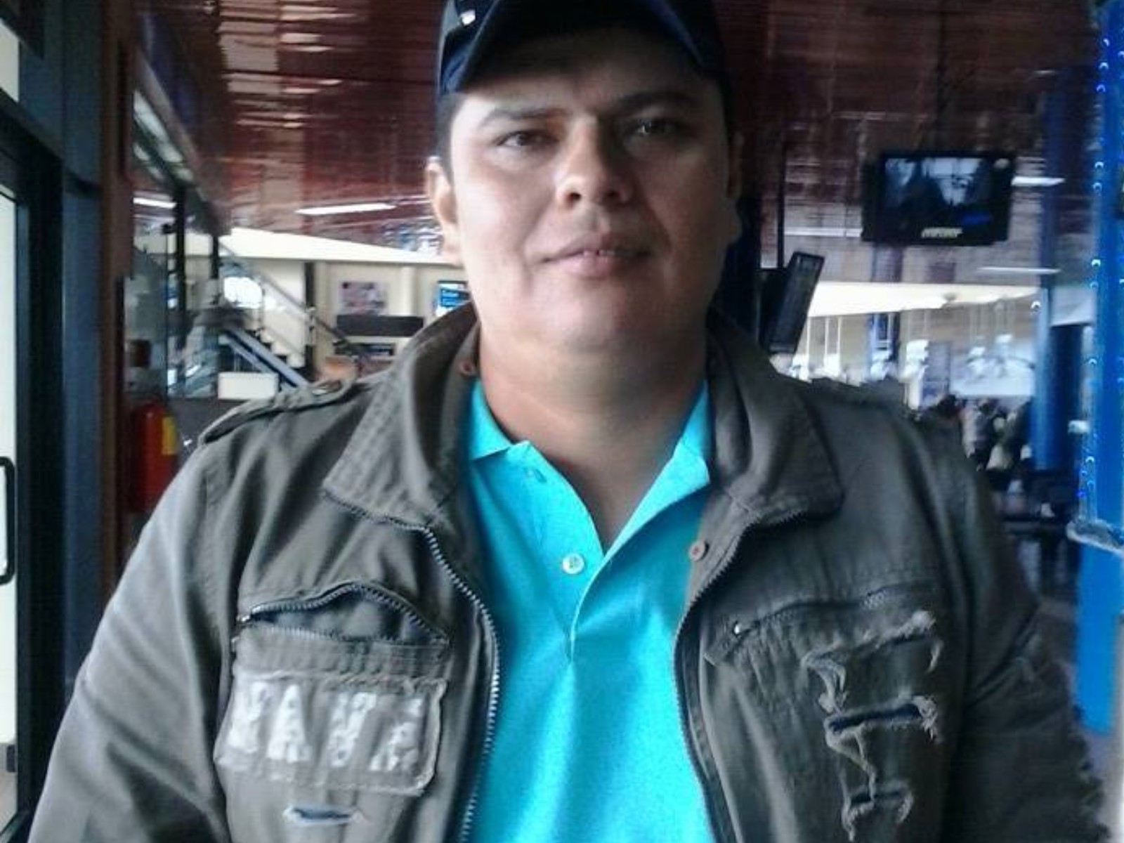 Boliviano morre e criança fica em estado grave após carro bater em carreta parada no Acre