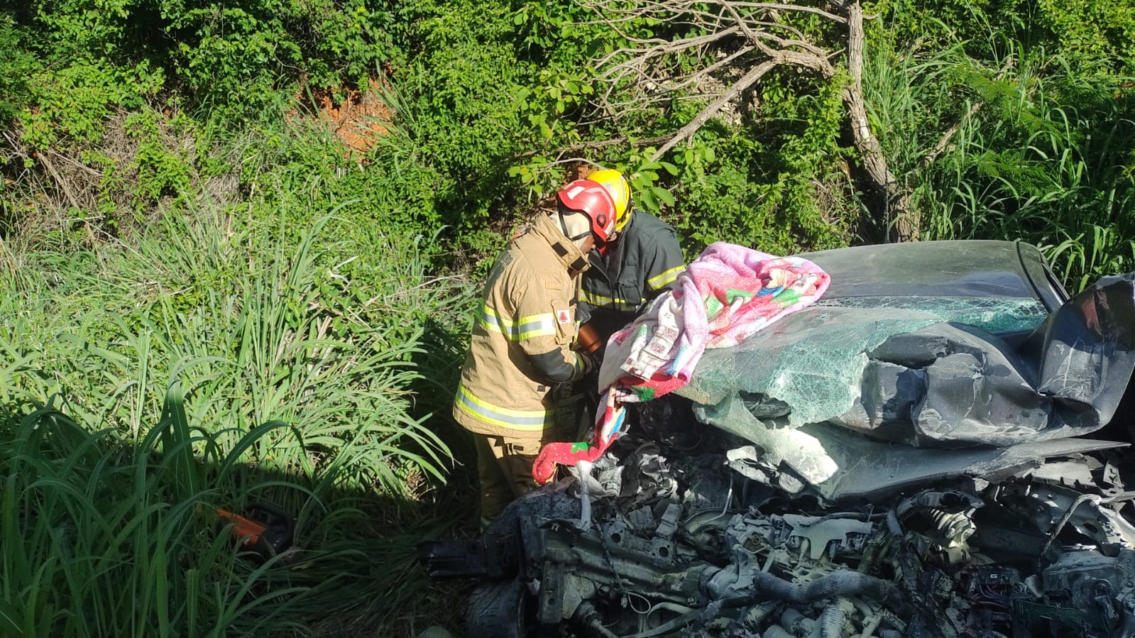 Batida entre caminhão e carro deixa mulher morta na MGC-122; automóvel foi arrastado por 30 metros após a colisão