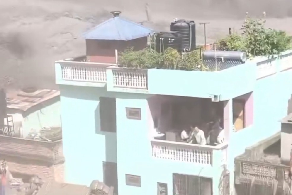 Família cercada em meio à enorme força d'água causada por avalanche no Nepal — Foto: X /Reprodução