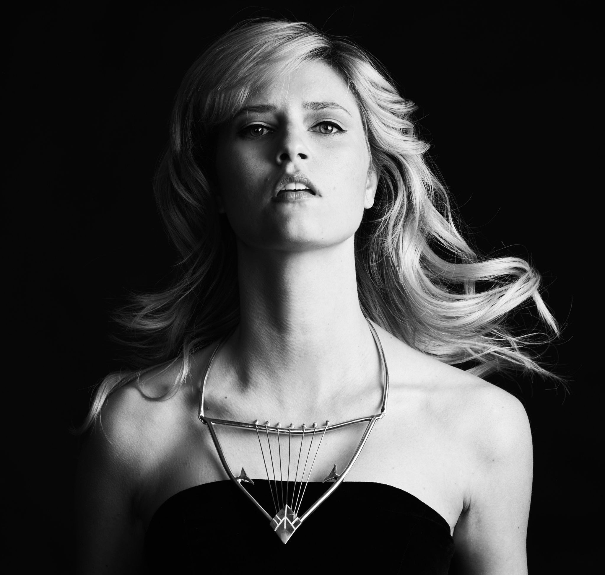 'Alta joalheria': brasileira cria instrumento musical em ouro e diamantes em forma de colar — e em nome da ciência; OUÇA