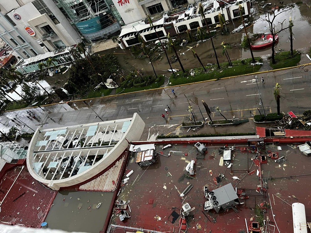 Faixada do Hotel Emporio, em Acapulco, foi destruída pela passagem do furacão Otis — Foto: Reprodução/Facebook/Raymundo Ceja