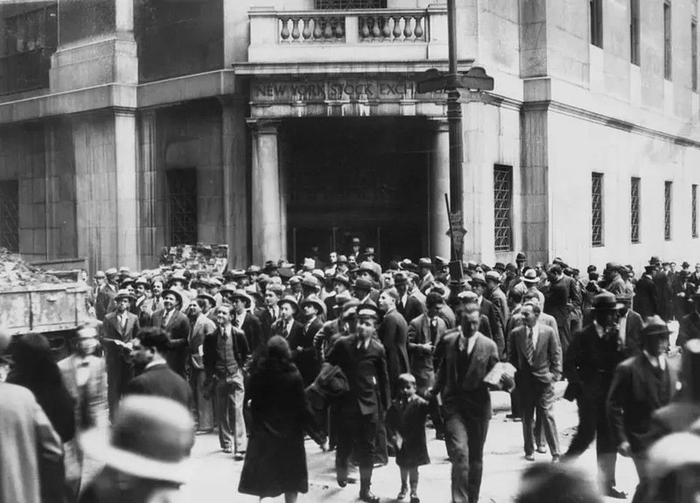 'As pessoas vieram a Wall Street para tentar descobrir pessoalmente o que tinha acontecido com o seu dinheiro', explica Andrew Ross Sorkin. — Foto: Getty Images via BBC