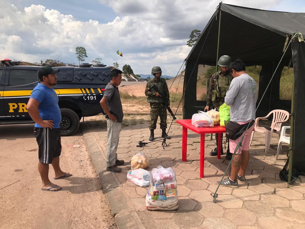 Exército Brasileiro monta posto e fiscaliza quem cruza fronteira