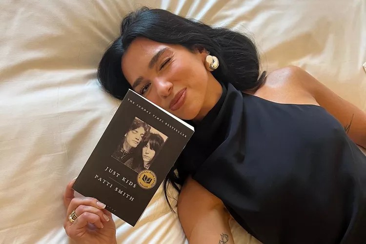 O que Dua Lipa lê: veja os livros indicados pela cantora e como ela mantém o hábito de leitura