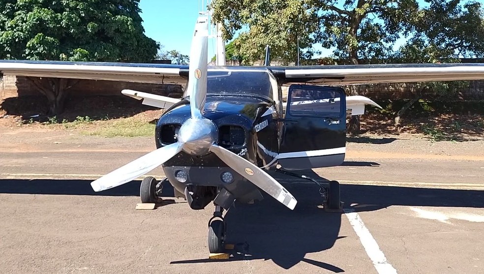 1 de 4
Avião foi abandona no aeroporto de Ibitinga — Foto: De Olho na Cidade Ibitinga/ Divulgação