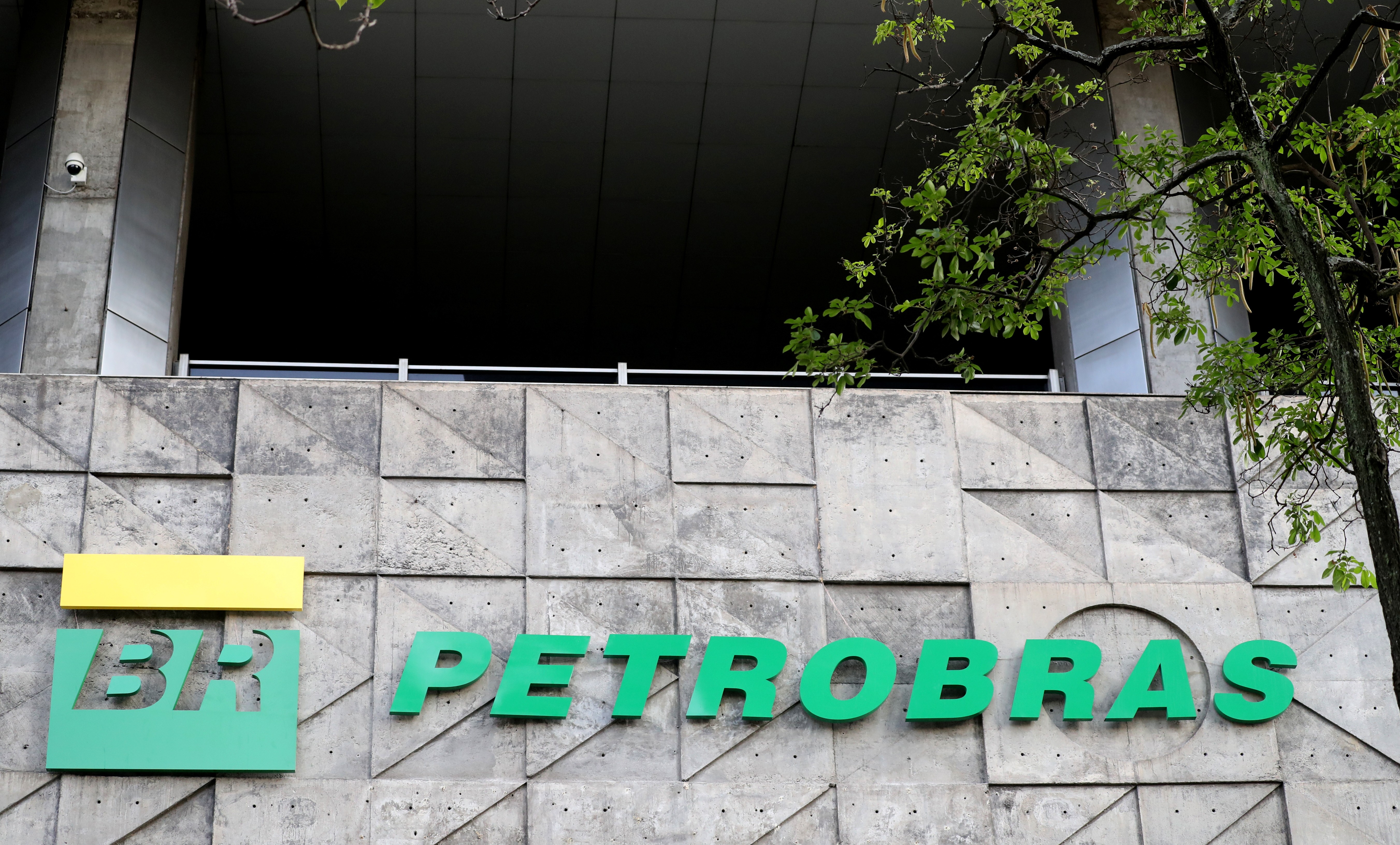 Petrobras aumenta preço do diesel em R$ 1, mas reajuste será neutralizado por subsídio do governo
