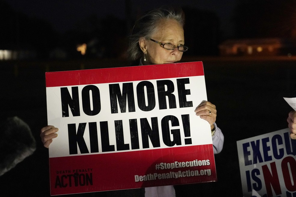 Mulher protesta contra pena de morte nos Estados Unidos. — Foto: AP Photo/Rogelio V. Solis