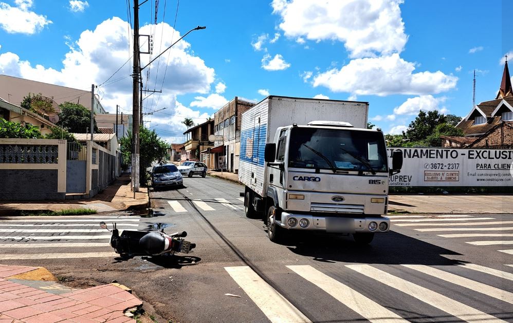 Mulher de 41 anos morre após acidente entre moto e caminhão em Santa Cruz das Palmeiras