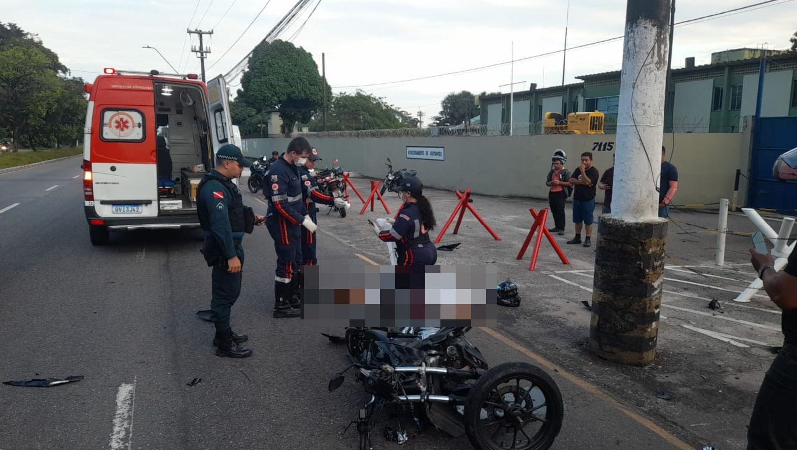 Mulher morre após colidir motocicleta com poste em Belém
