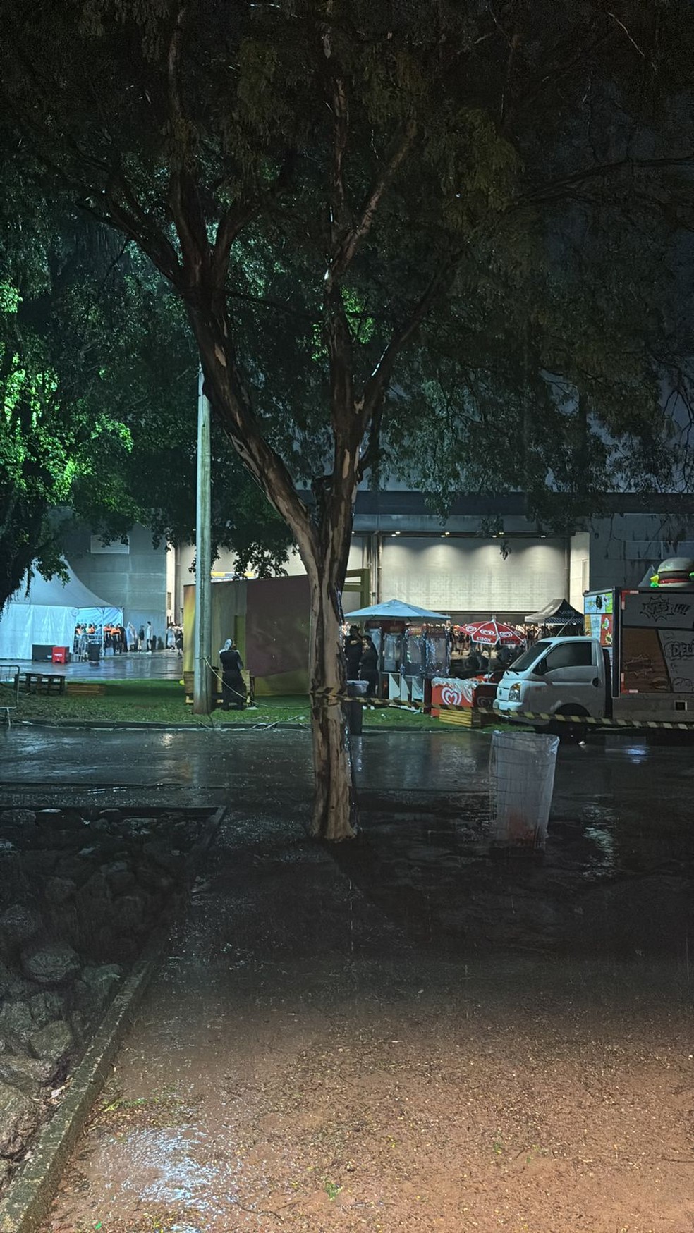 Área próxima a food trucks onde frequentadores foram se abrigar da chuva forte durante festival — Foto: Reprodução/Arquivo Pessoal