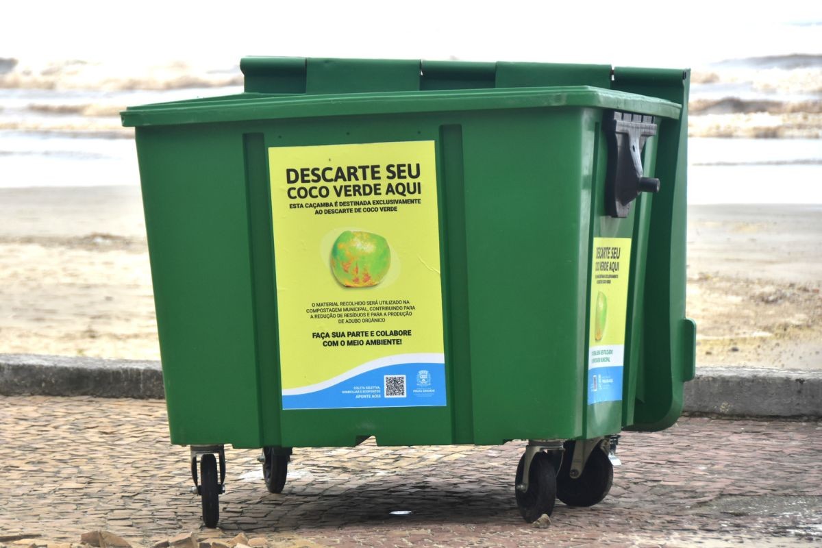 Cocos descartados na orla de Praia Grande passam por compostagem e viram adubo