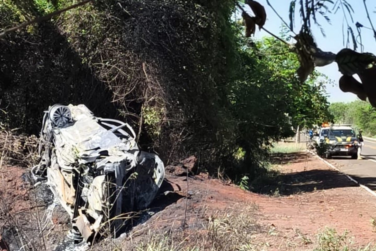 Motorista morre carbonizado em carro que dirigia após acidente na BR-158