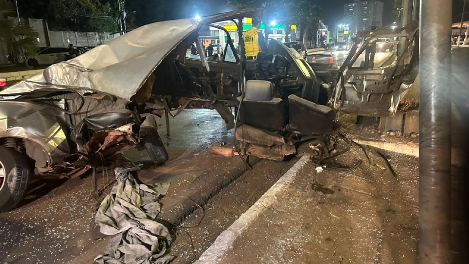 Carro é partido ao meio após batida  em racha com 3 veículos em Cuiabá; vídeo 