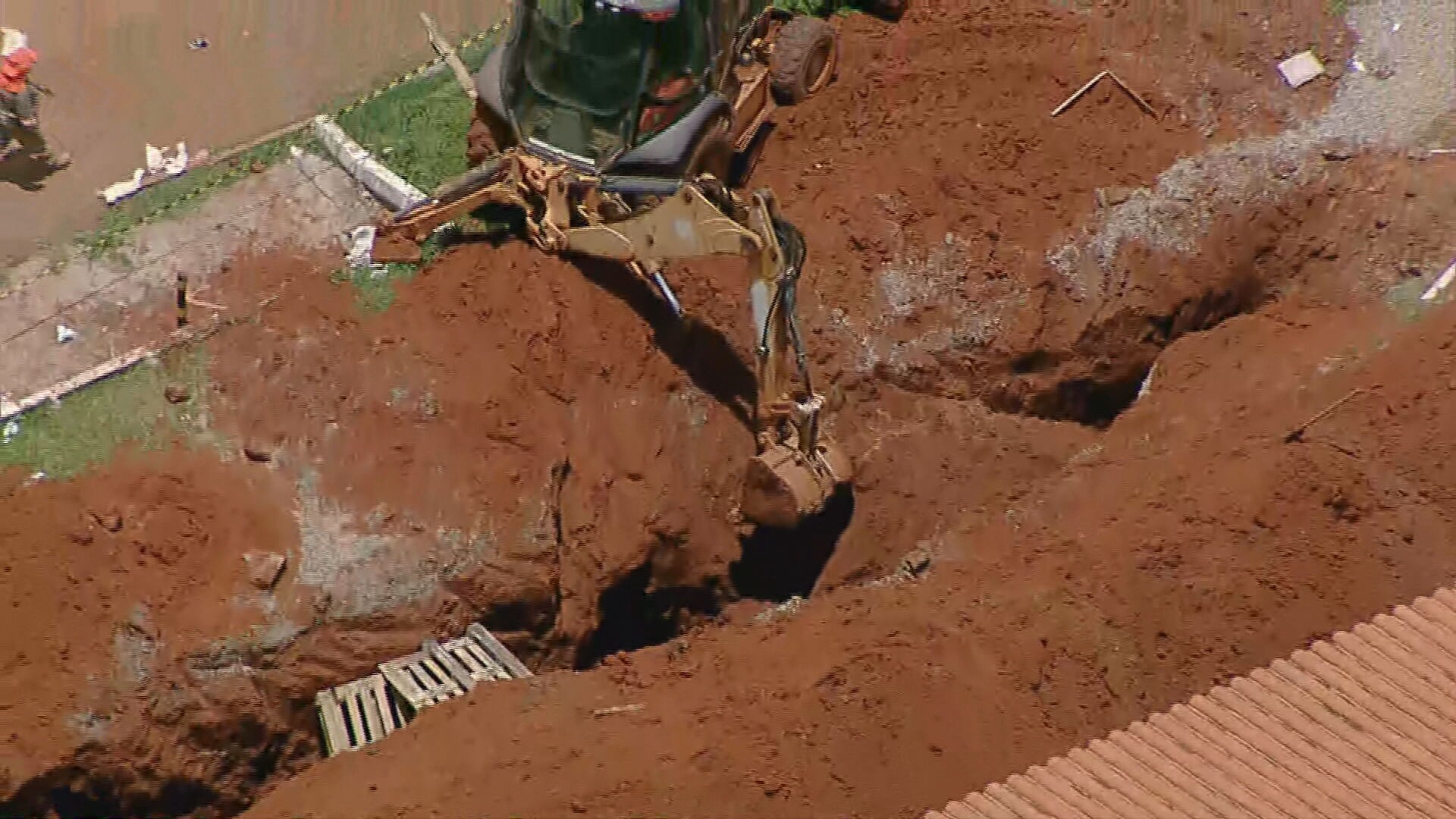 Terreno de obra cede e trabalhadores são soterrados no DF