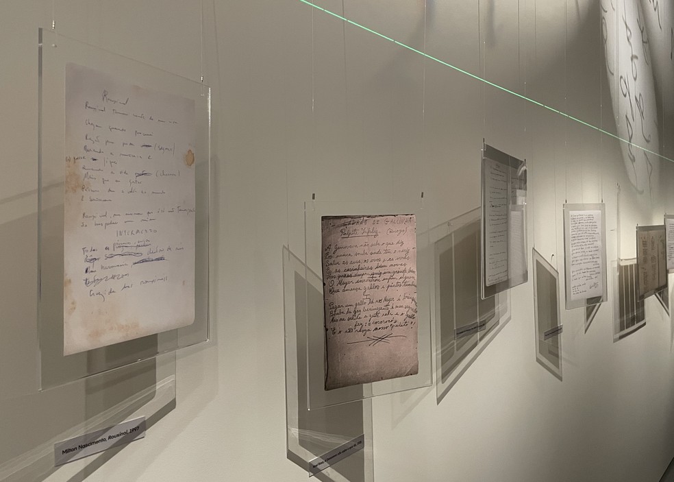 Manuscritos de m&uacute;sicas de sucesso, em exposi&ccedil;&atilde;o no Museu da L&iacute;ngua Portuguesa &mdash; Foto: Renata Bitar/g1