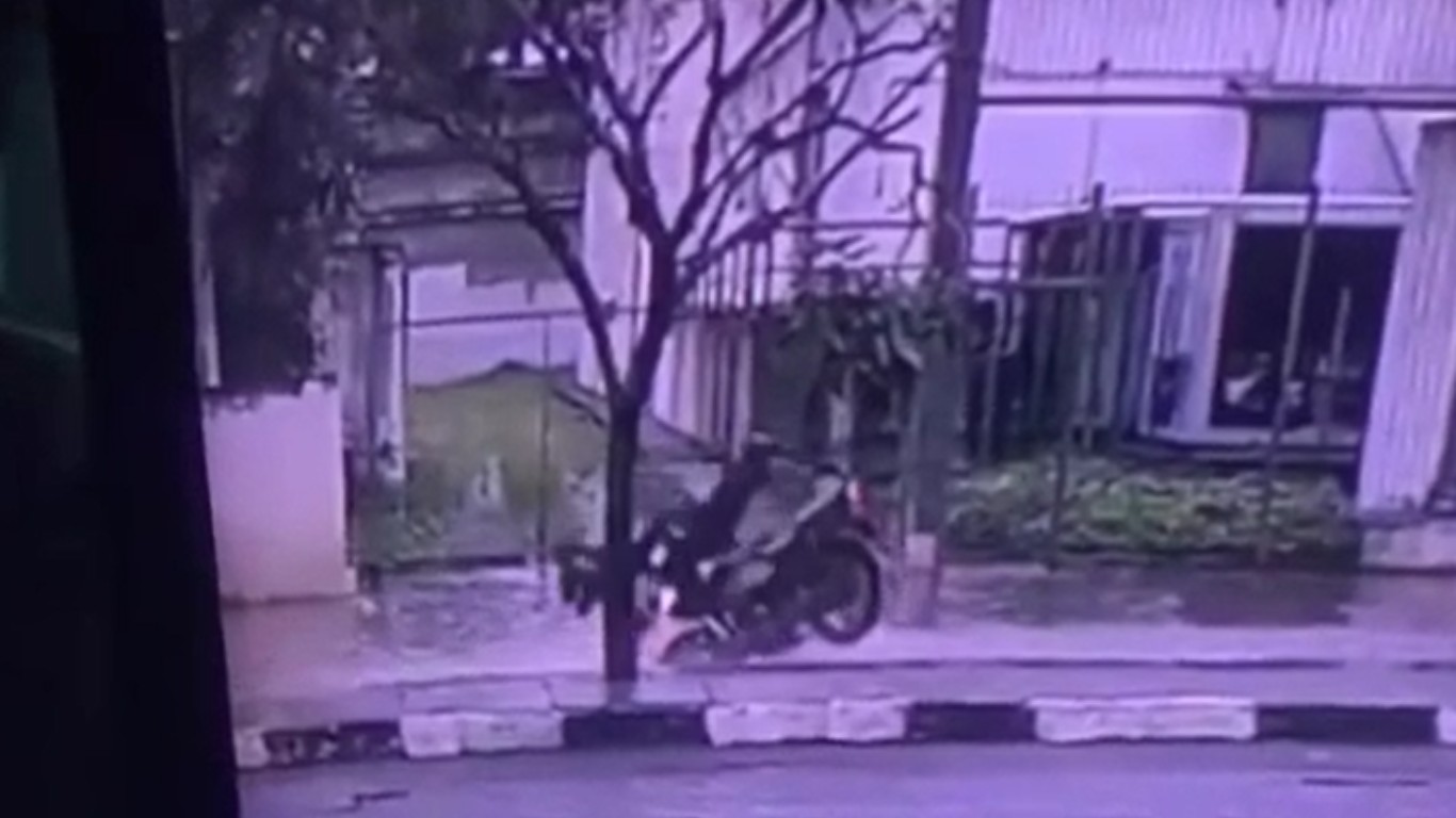Motociclista cai em buraco e é arremessado em Caruaru; VÍDEO