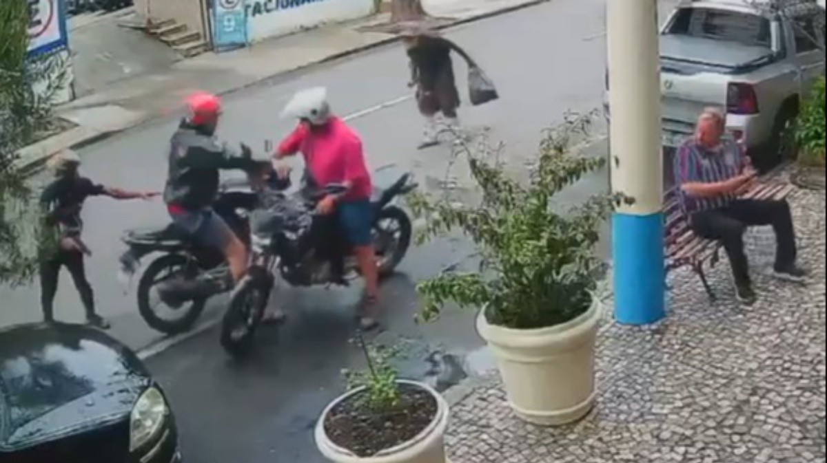 Criminosos são flagrados roubando motos em São Cristóvão a poucos metros de delegacia; VÍDEO