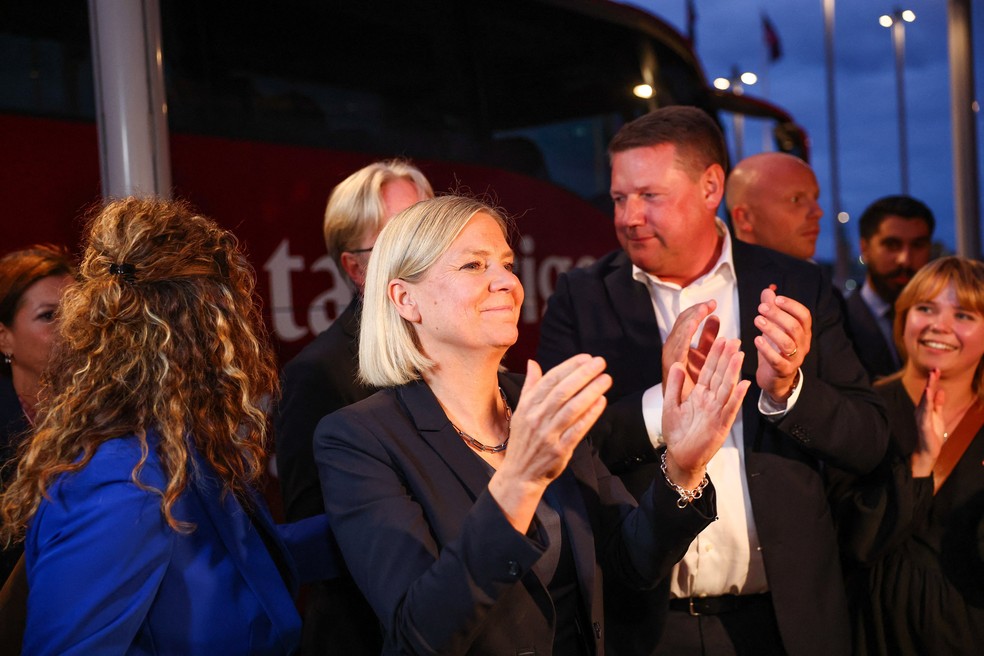 Magdalena Andersson, aplaude enquanto aguarda, ao lado de apoiadores, os primeiros resultados das eleições gerais no centro de convenções Waterfront, em Estocolmo, Suécia, neste domingo (13). — Foto: Reuters