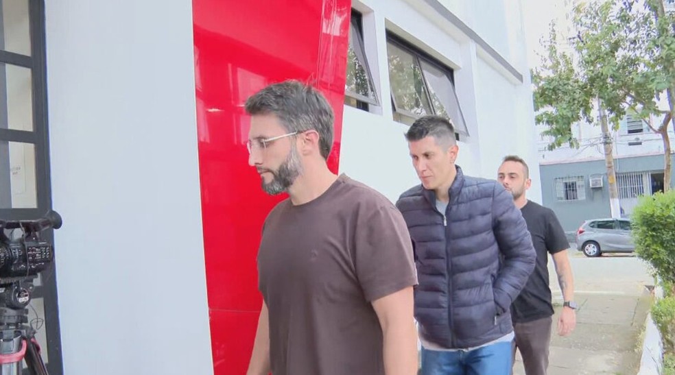 Proprietários da academia C4 Gym, onde mulher morreu no fim de semana, chegam à delegacia para prestar depoimento — Foto: Reprodução/TV Globo