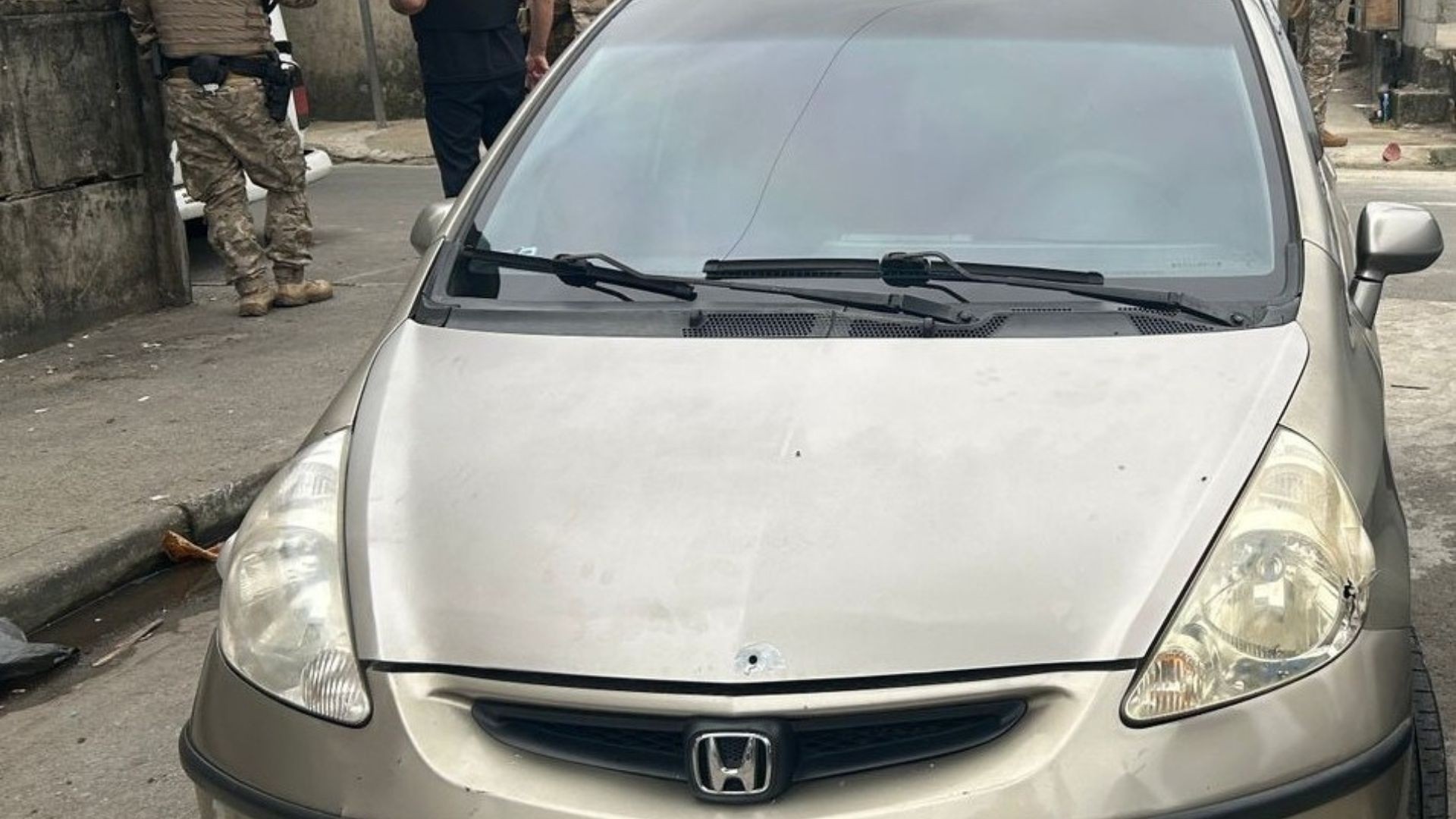 Suspeito é baleado na virilha e preso após tiroteio com policiais em ponto de tráfico em Santos