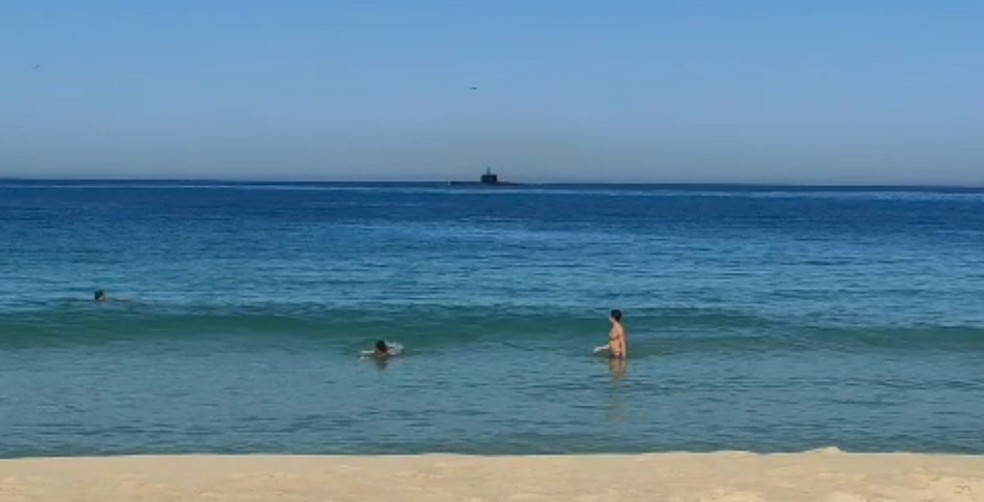 Desfile de embarcações da Marinha podia ser visto da orla do Rio de Janeiro — Foto: José Raphael Berredo/ g1