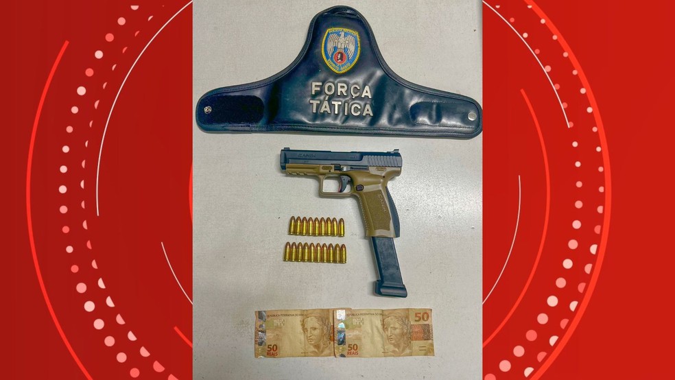 Arma, dinheiro e munição foram encontrados com suspeito que fugiu e se escondeu ao lado de caixão no Espírito Santo — Foto: Divulgação/Polícia Militar