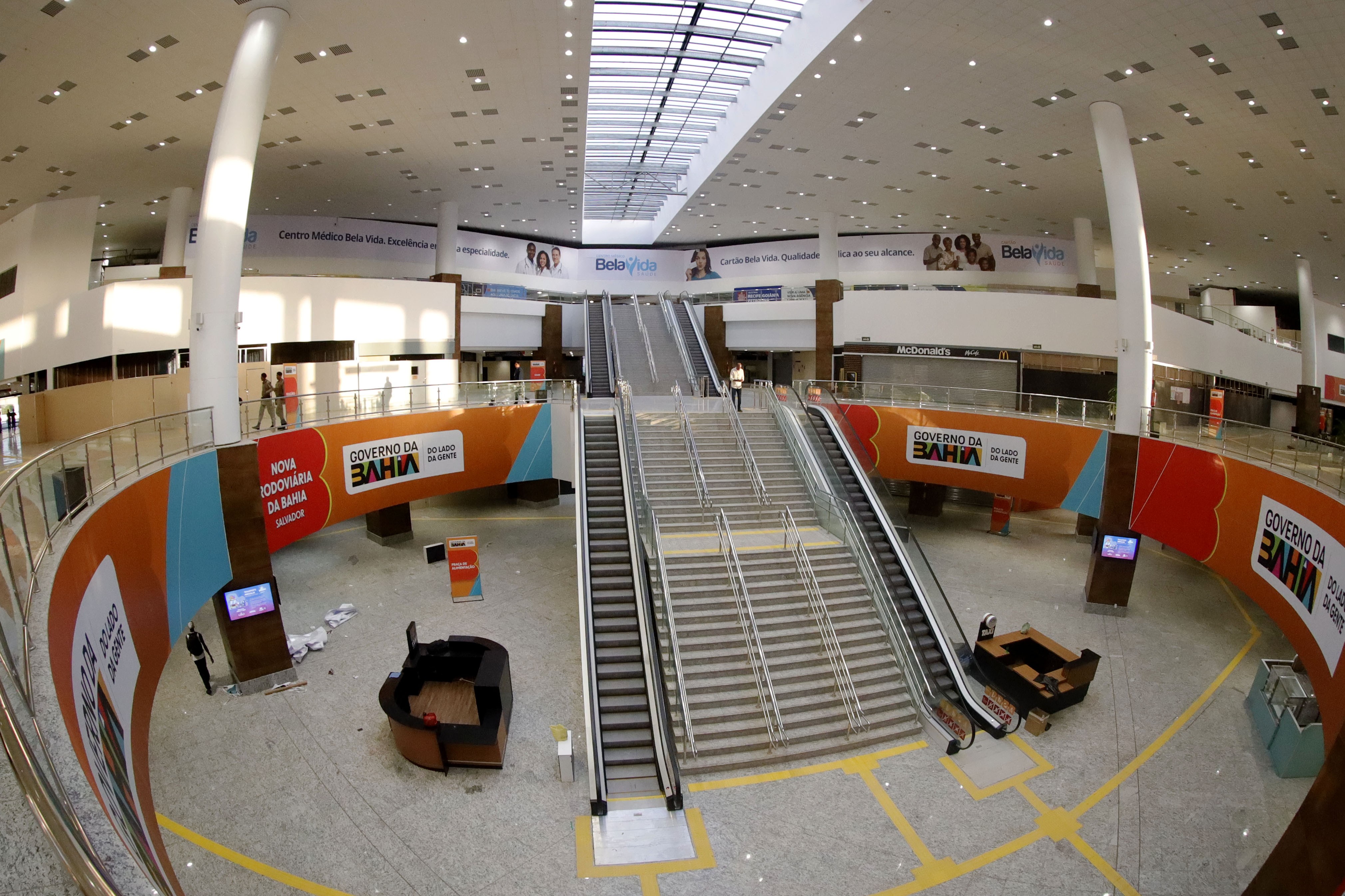Nova Rodoviária de Salvador é inaugurada com escada rolante sem funcionar após funcionário esquecer chaves