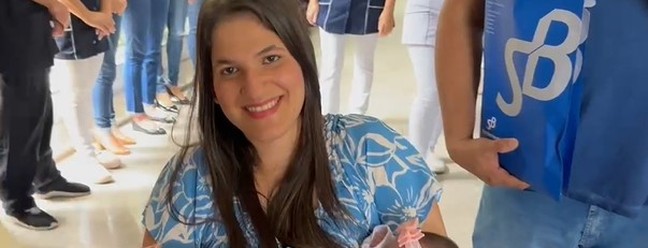 A mãe Quezia Romualdo no colo com os últimos bebês dos sêxtuplos a terem alta do hospital — Foto: Heriklis Douglas/TV Gazeta