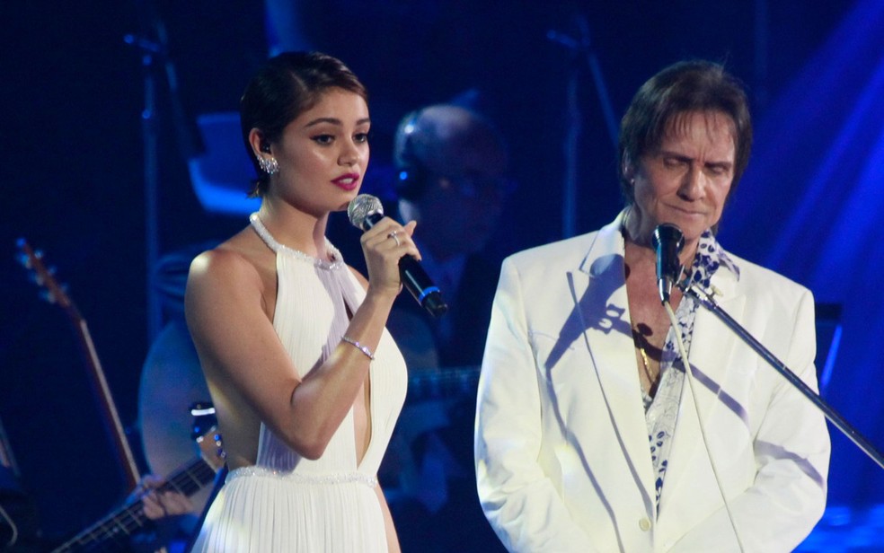 Sophie Charlotte canta com Roberto Carlos no especial de fim de ano de 2014 — Foto: Isac Luz / Ego