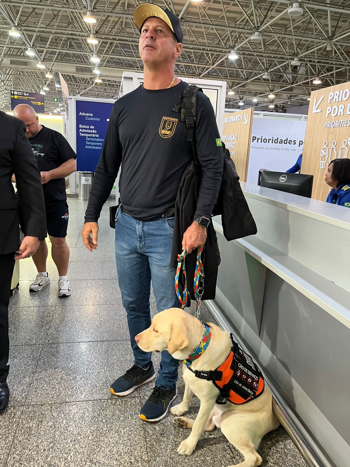 Teddy, cão que dá suporte a menina autista, embarca para Portugal junto com treinador