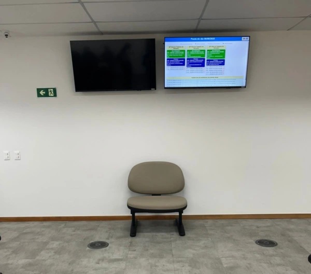 Advogado denuncia gordofobia estrutural em fórum da Justiça do Trabalho, em Salvador: 'Cadeira maior isolada no centro da sala'