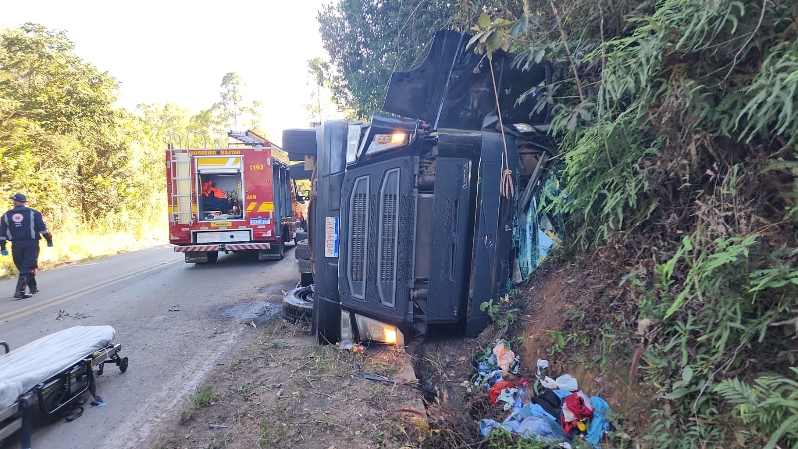 Carreta carregada com ferro tomba e interdita trecho da MG-164, em Itapecerica
