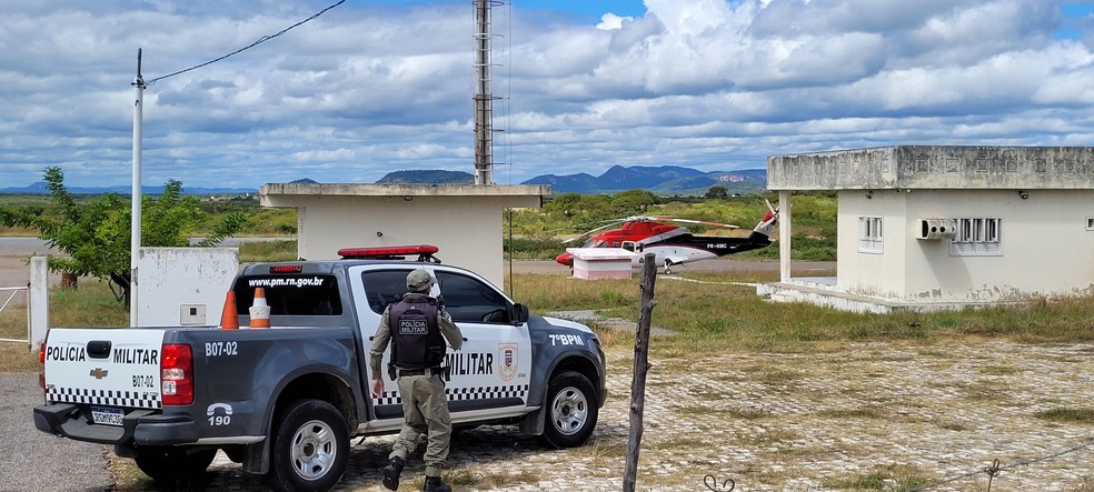 Policiais militares vigiam aeronave apreendida no Alto Oeste potiguar — Foto: Igor Jácome/g1