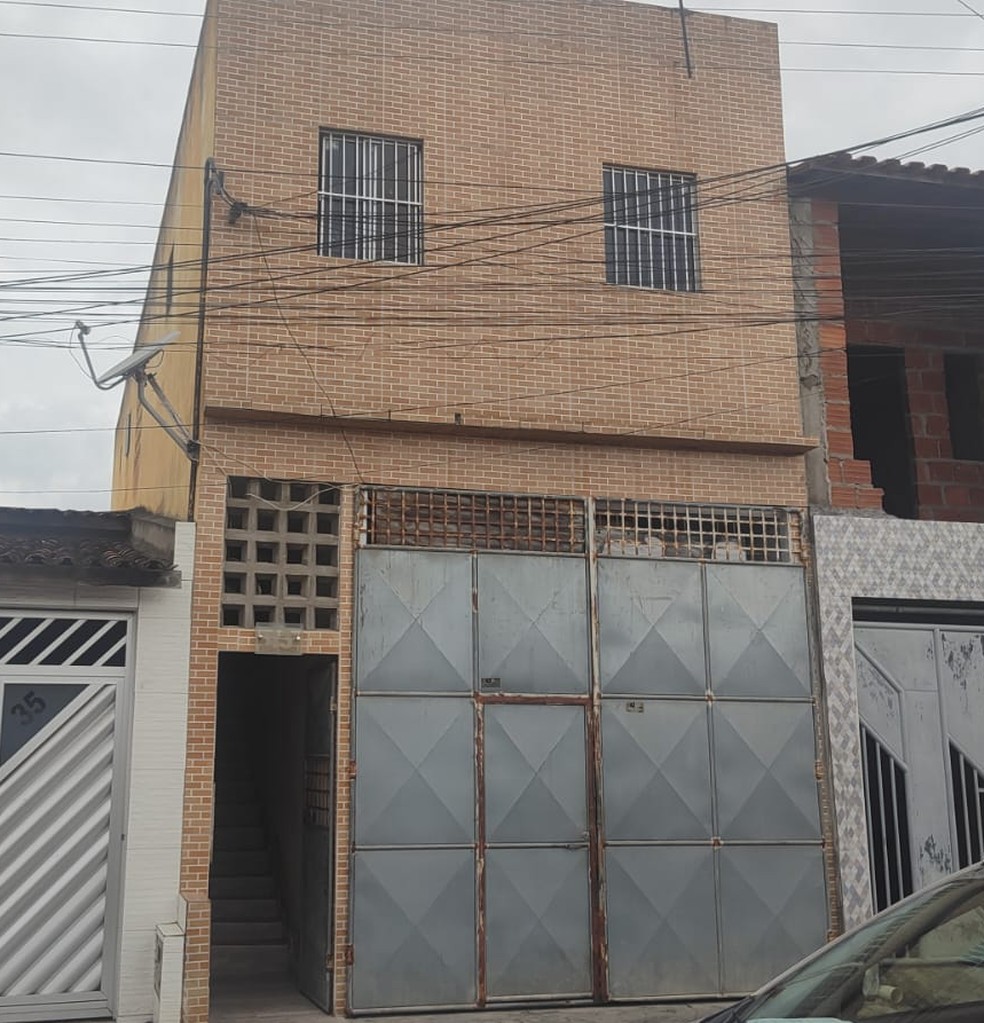 Mulher é presa por manter adolescente em cárcere privado; vítima era obrigada a manter relações sexuais com suspeita — Foto: Redes sociais