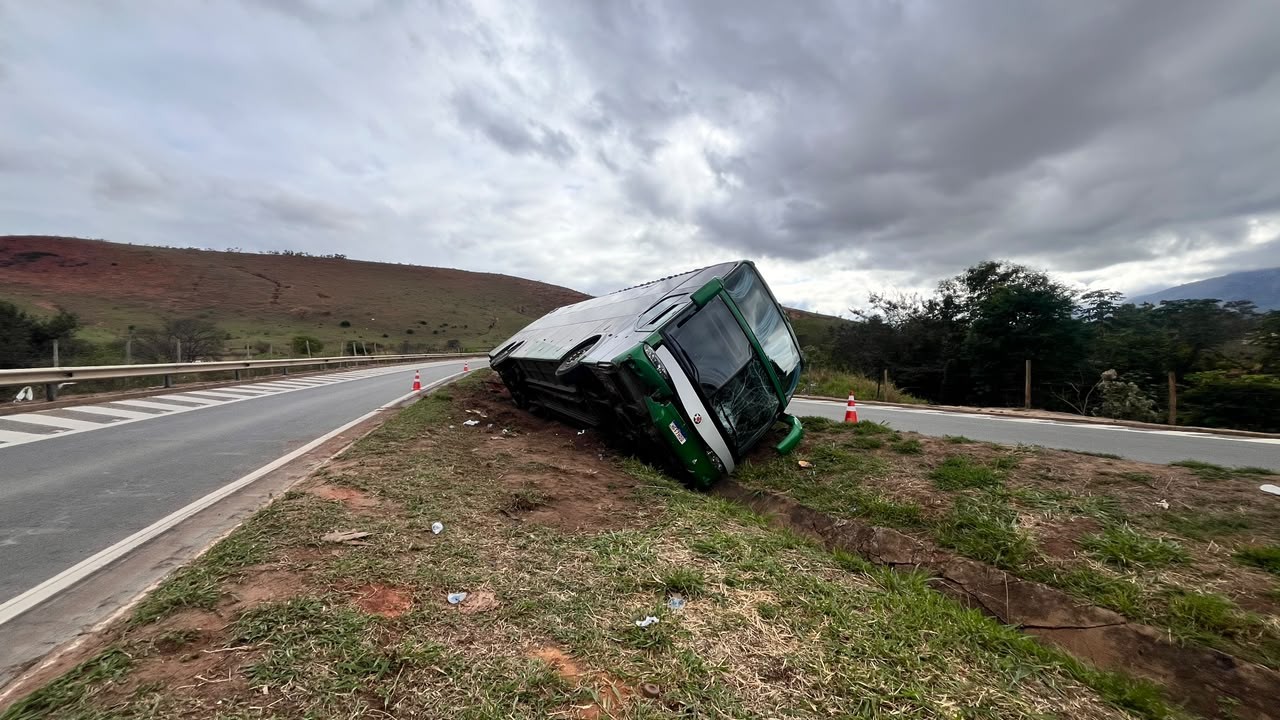 Ônibus com 36 passageiros tomba na BR-381 em Governador Valadares