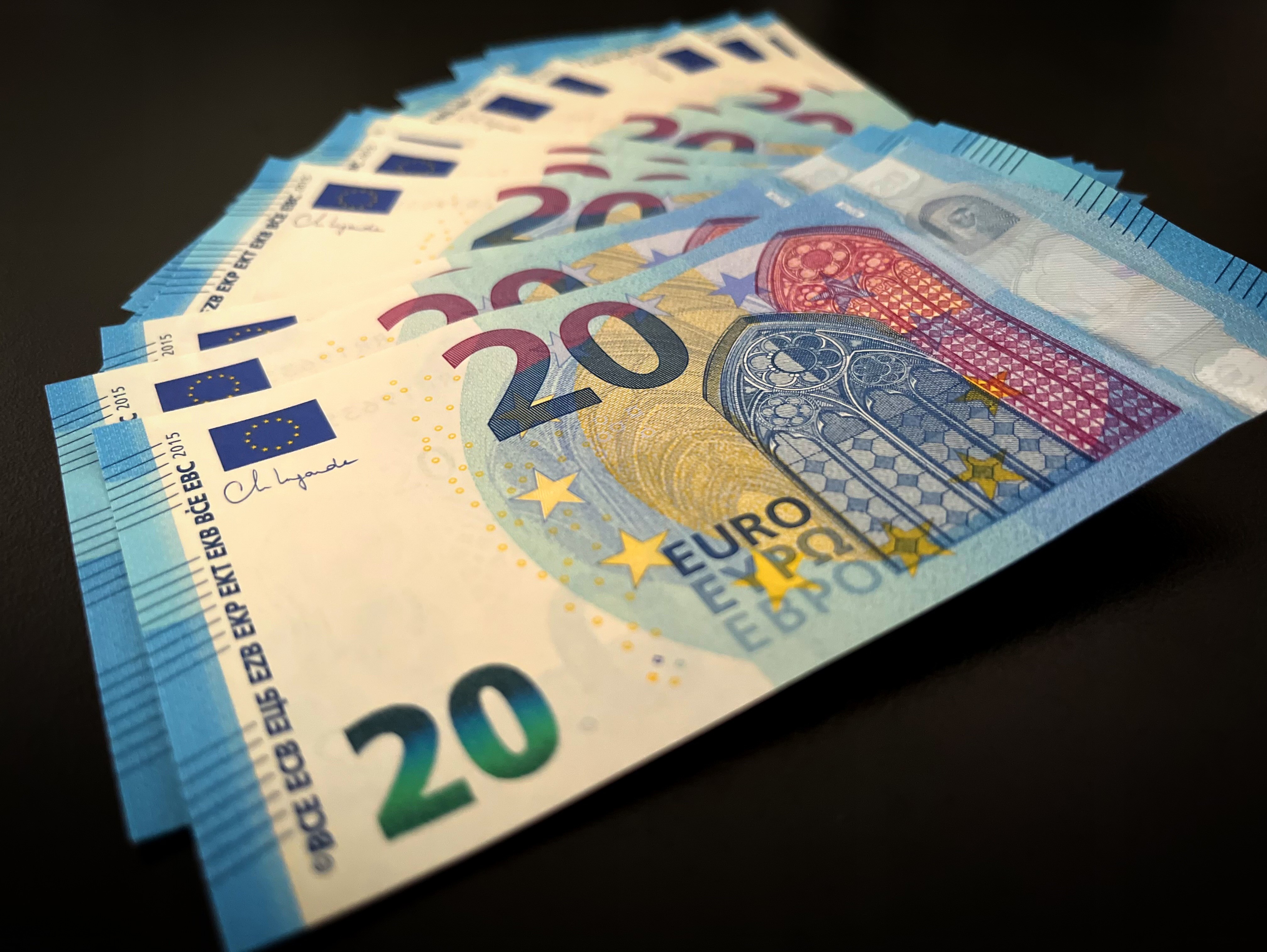 Ministros das Finanças da UE apoiam adoção do euro pela Bulgária a partir de 2026