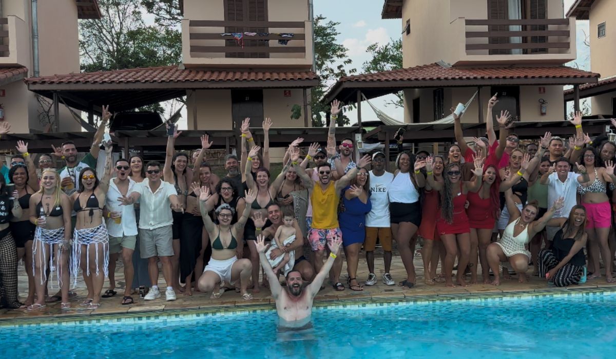 Encontro inédito de trisais no Brasil celebra o poliamor e reforça luta por reconhecimento; entenda diferentes tipos de relação