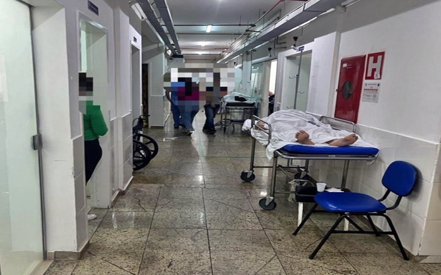 Auditores do TCE flagram pacientes aguardando atendimento em corredor de hospital no Sul de MG