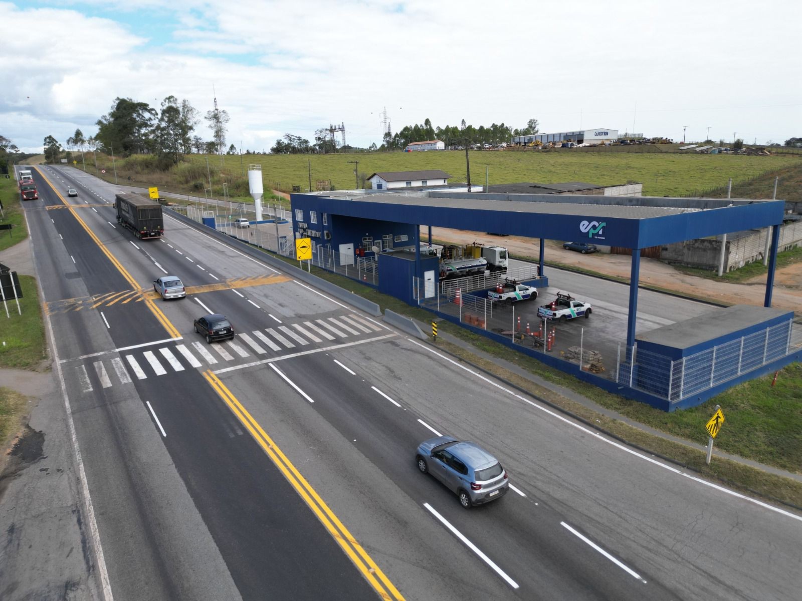 Acidente entre carro e ônibus de viagem deixa um morto e três feridos na BR-040 em MG