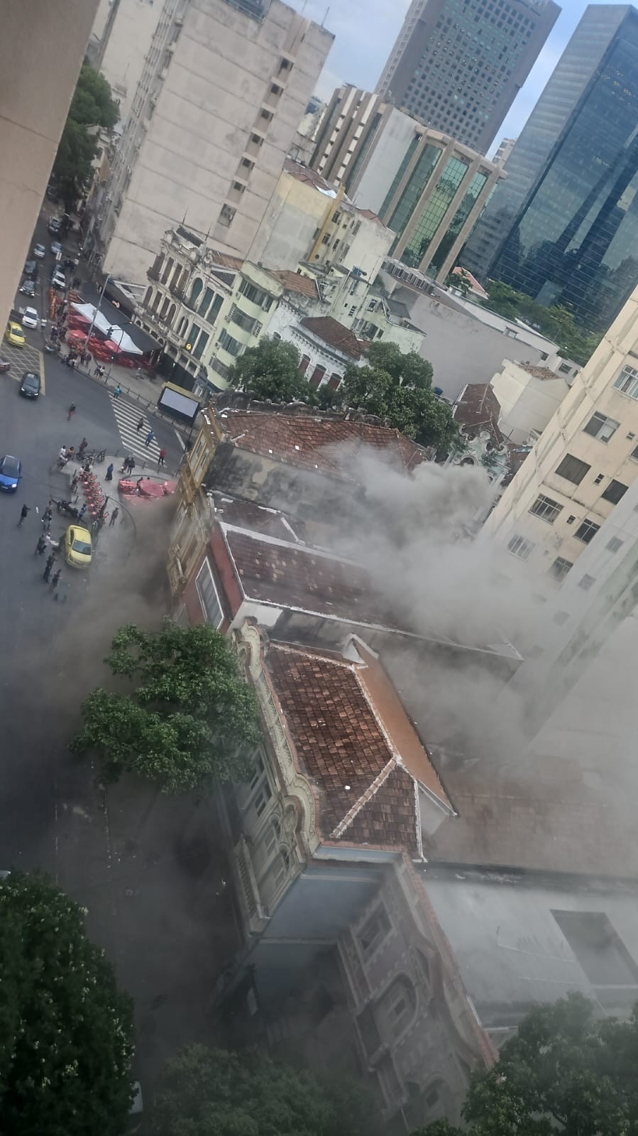 Incêndio atinge imóvel residencial na Lapa