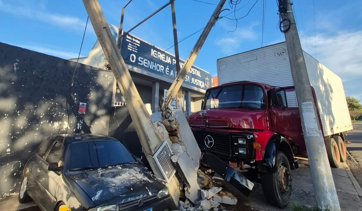 Caminhão desgovernado atinge 2 postes e carro em Campinas