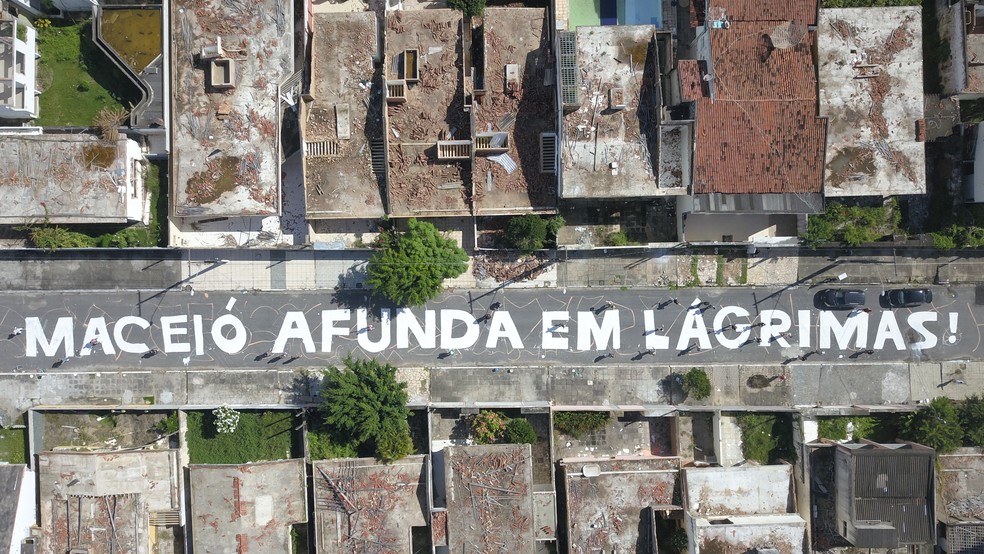 "Maceió afunda em lágrimas!" foi pintada em rua do bairro do Pinheiro, em Maceió — Foto: Mayra Costa