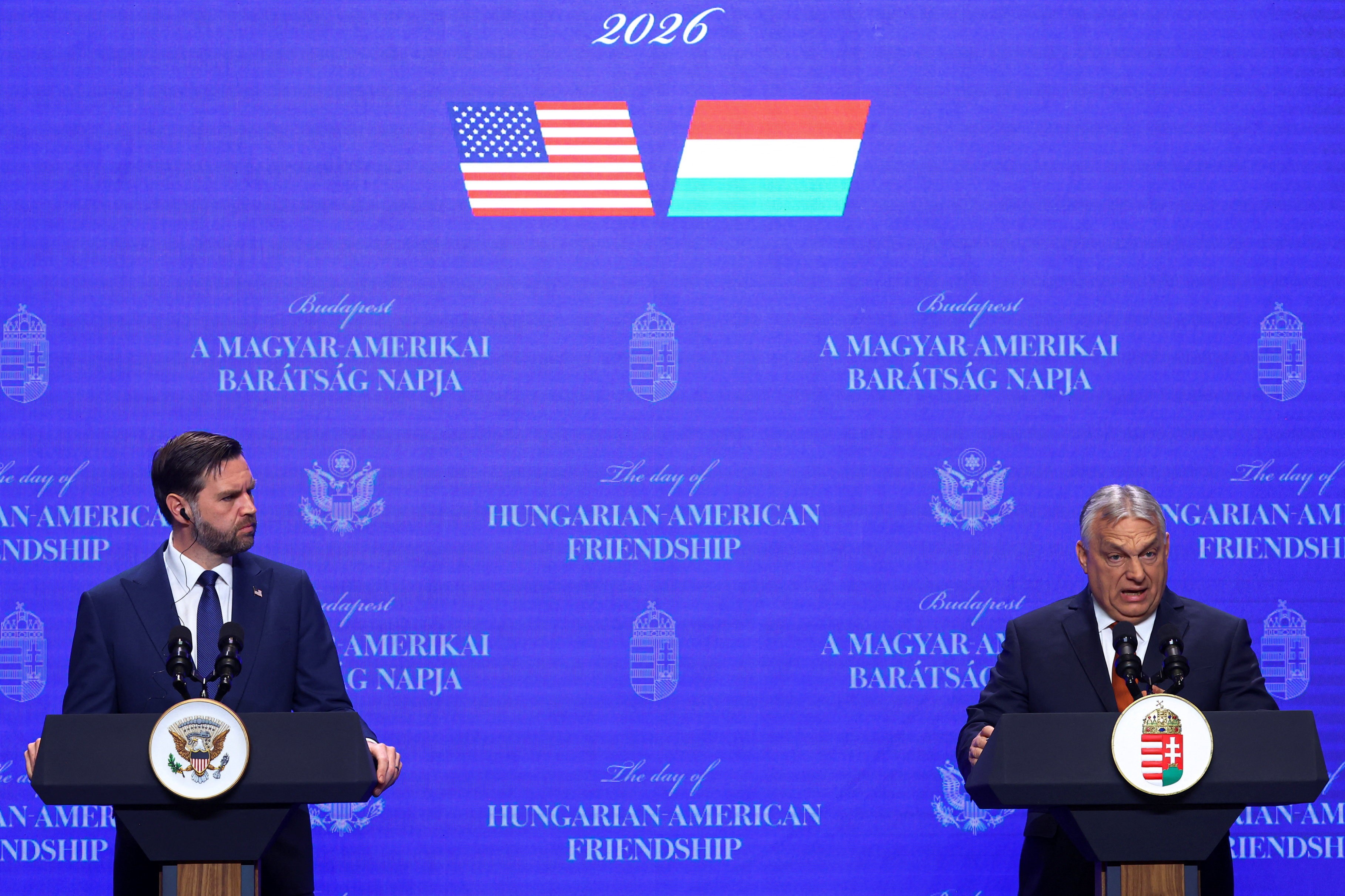 Vice de Trump viaja à Hungria para apoiar Orbán, que tenta reeleição em pleito no fim de semana