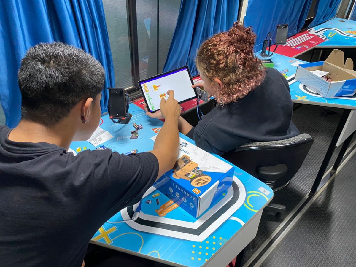 Ônibus adaptado leva atividades de robótica, ciência e tecnologia às escolas municipais de Sorocaba | Sorocaba e Jundiaí