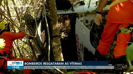 Caminhão perde freios e cai em ribanceira na TO-030; saiba mais